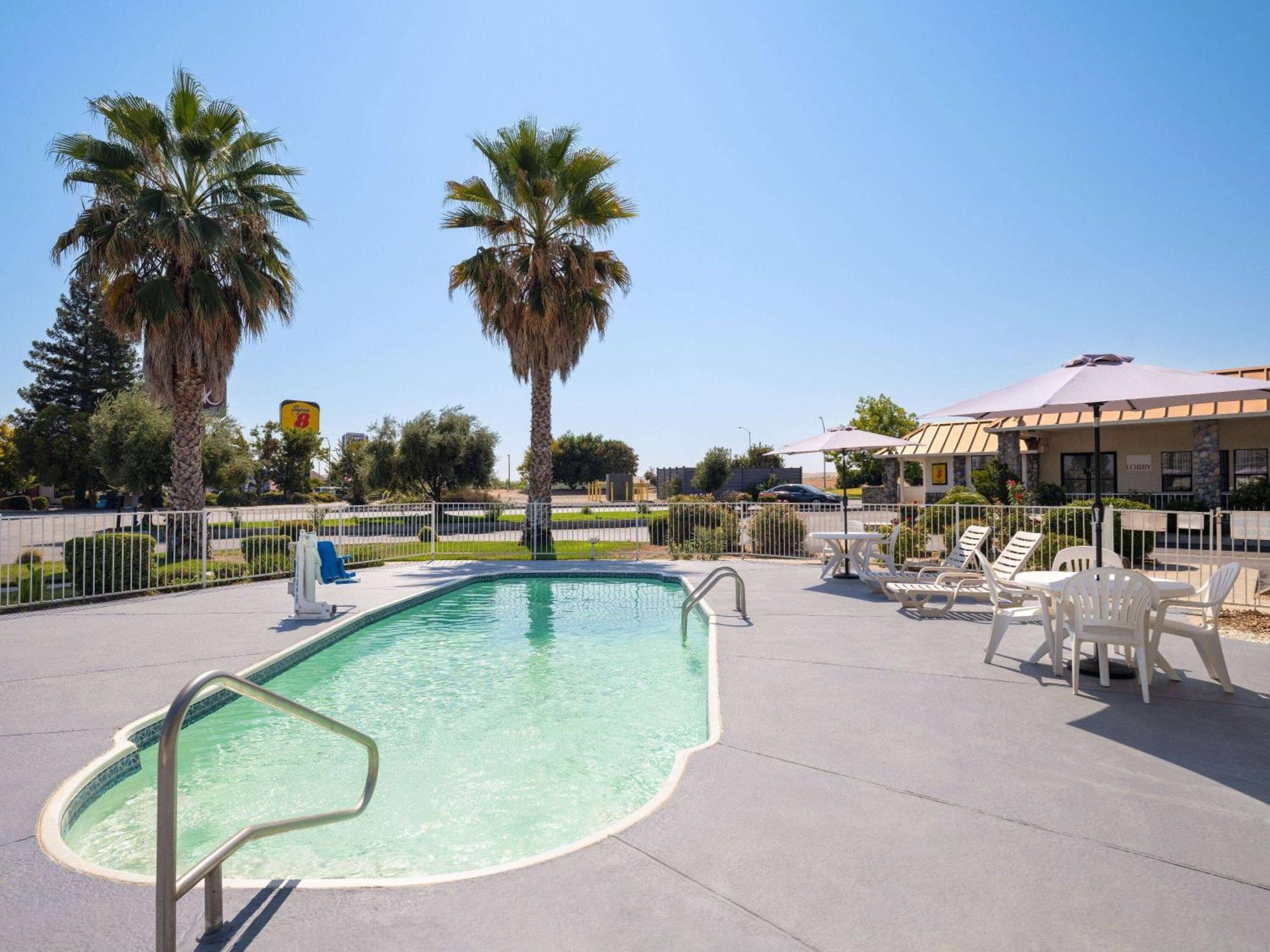 Super 8 By Wyndham Hotel 2*