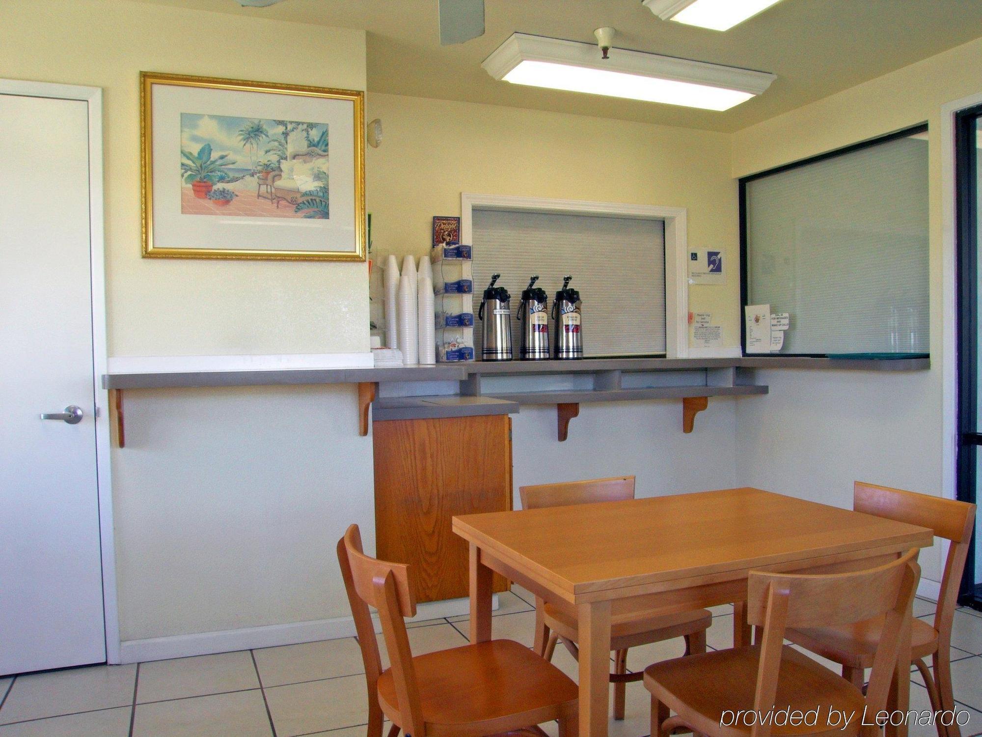 Super 8 By Wyndham Hotel 2*